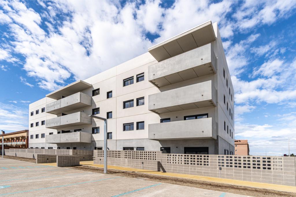 La ministra de Vivienda visita una promoción con baños de Modulbath